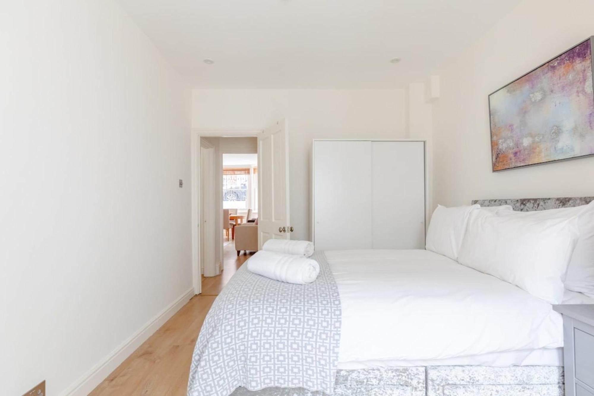 Beautifully Presented 2bd Flat Wpatio- Kensington Londres